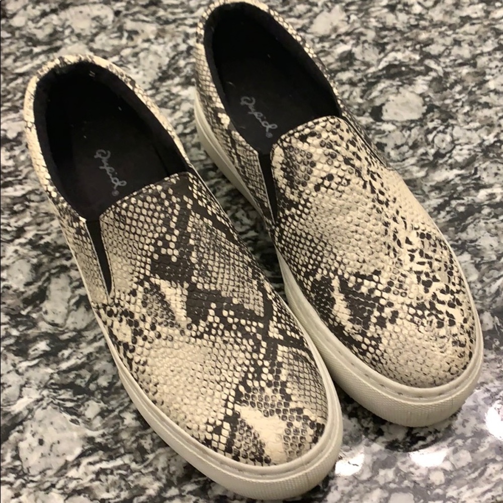 Slip on tennis shoe